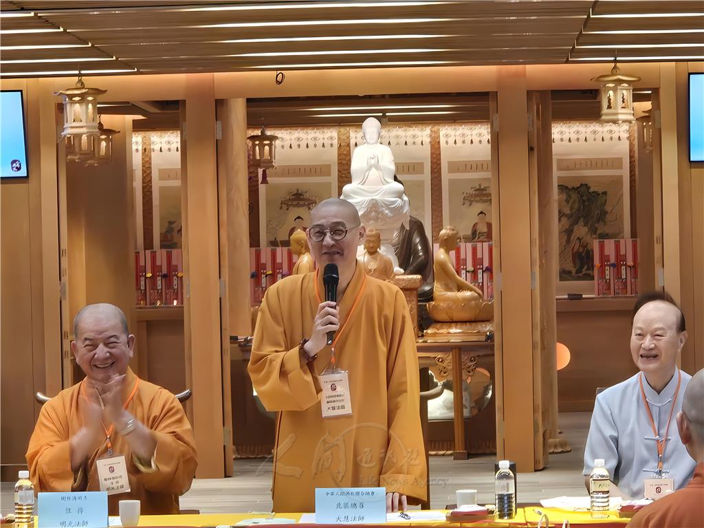 中華人間佛教聯合總會北區總召集人大慧法師(中),首先感謝海明寺住持及諸位長老法師、貴賓撥冗蒞臨