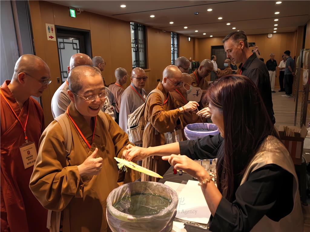 主辦單位安排大眾創作彩繪善扇,透過互動交流增進法誼。