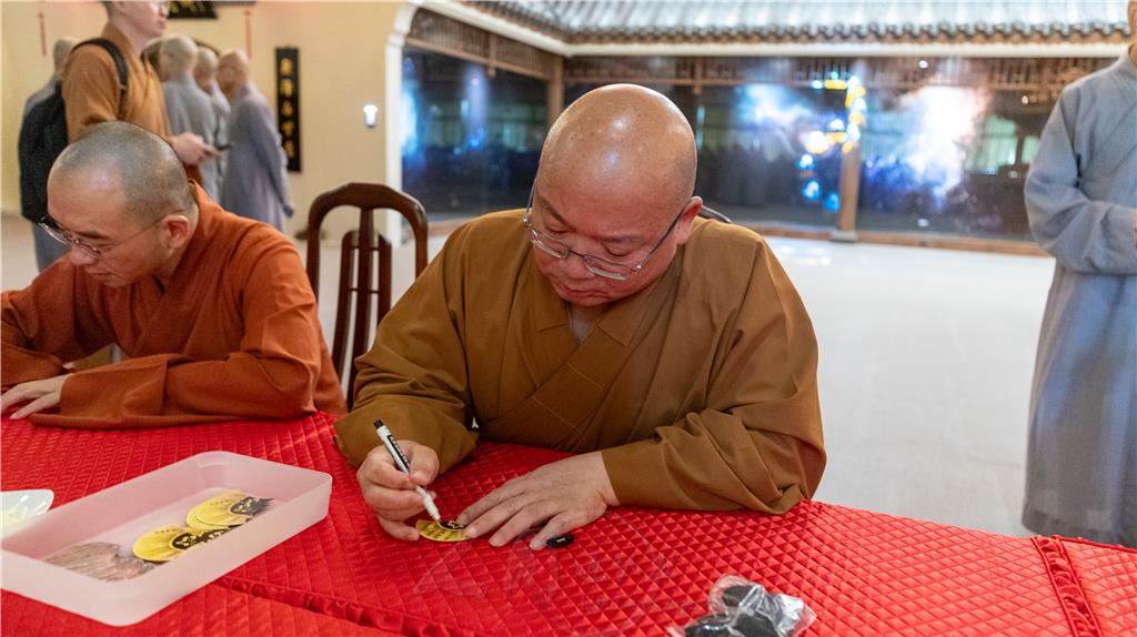 心保和尚一行參訪「妙蓮老和尚紀念館–仰德軒」,並寫下祈福卡。