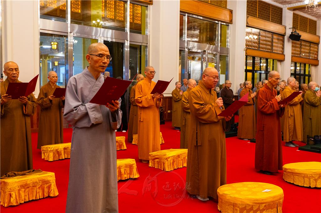 祈願祝禱由中華人間佛教聯合總會主席團主席心保和尚(第一排中)、如淨法師(第一排右)率領全體與會大眾共同祈願。第一排左為靈巖山寺住持自興法師。