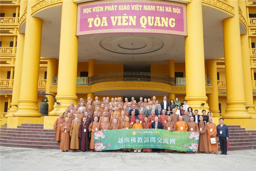 中華人間佛教聯合總會主席團心保和尚(前排左7)、如淨和尚(前排右8)率團,參訪河河內越南佛教學院,與 佛教學院院長清決和尚(前排左8)等僧眾合影。圖/中華人間佛教聯合總會提供