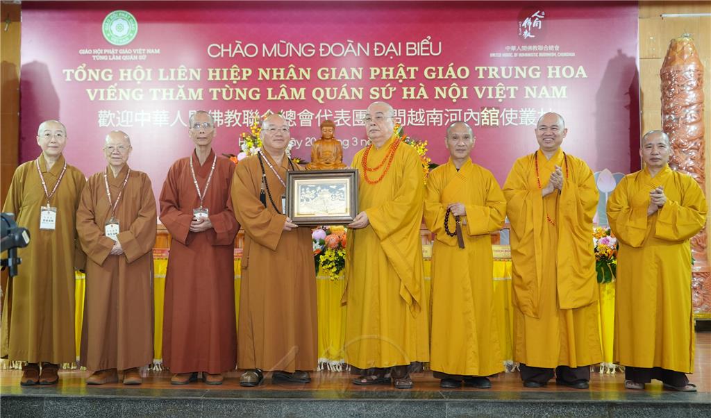 中華人間佛教聯合總會主席團心保和尚(中左)、越南佛教協會理事委員會常務副主席清繞長老(中右)代表,雙方互贈結緣品。圖/中華人間佛教聯合總會提供